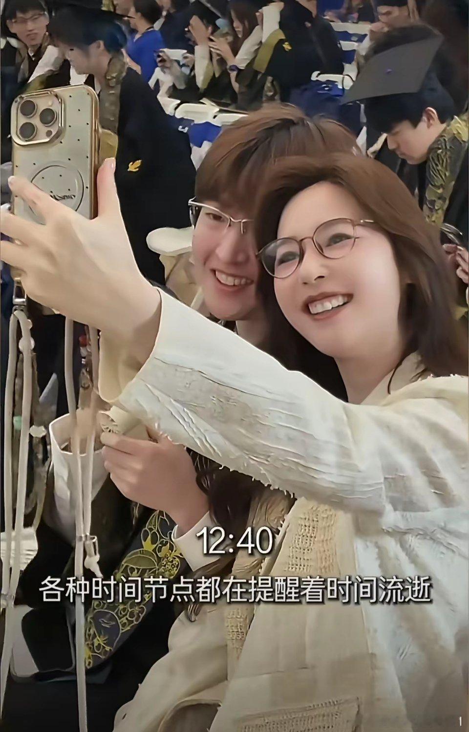 马景涛的大儿子天天高中毕业，母亲吴佳妮独自出席儿子的毕业典礼，未见到马景涛。天天