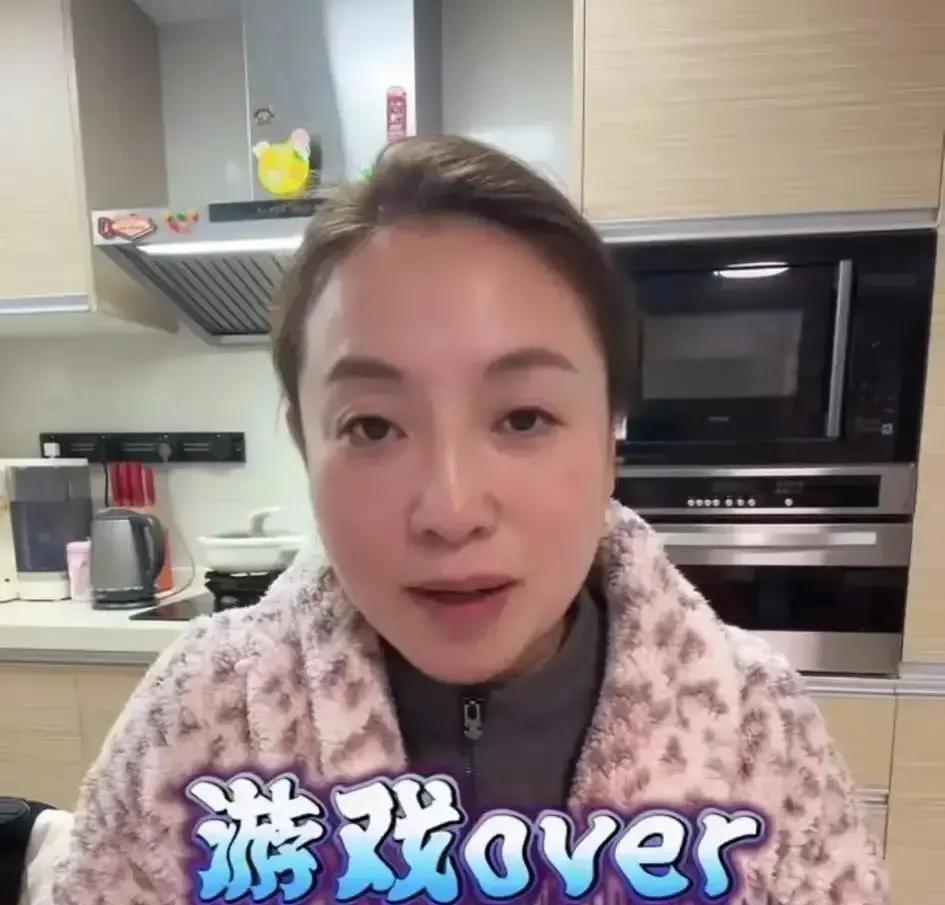 上海《新闻坊》的当家花旦丹丹，昨天还在镜头前微笑，今天就成了“被优化”的数据。