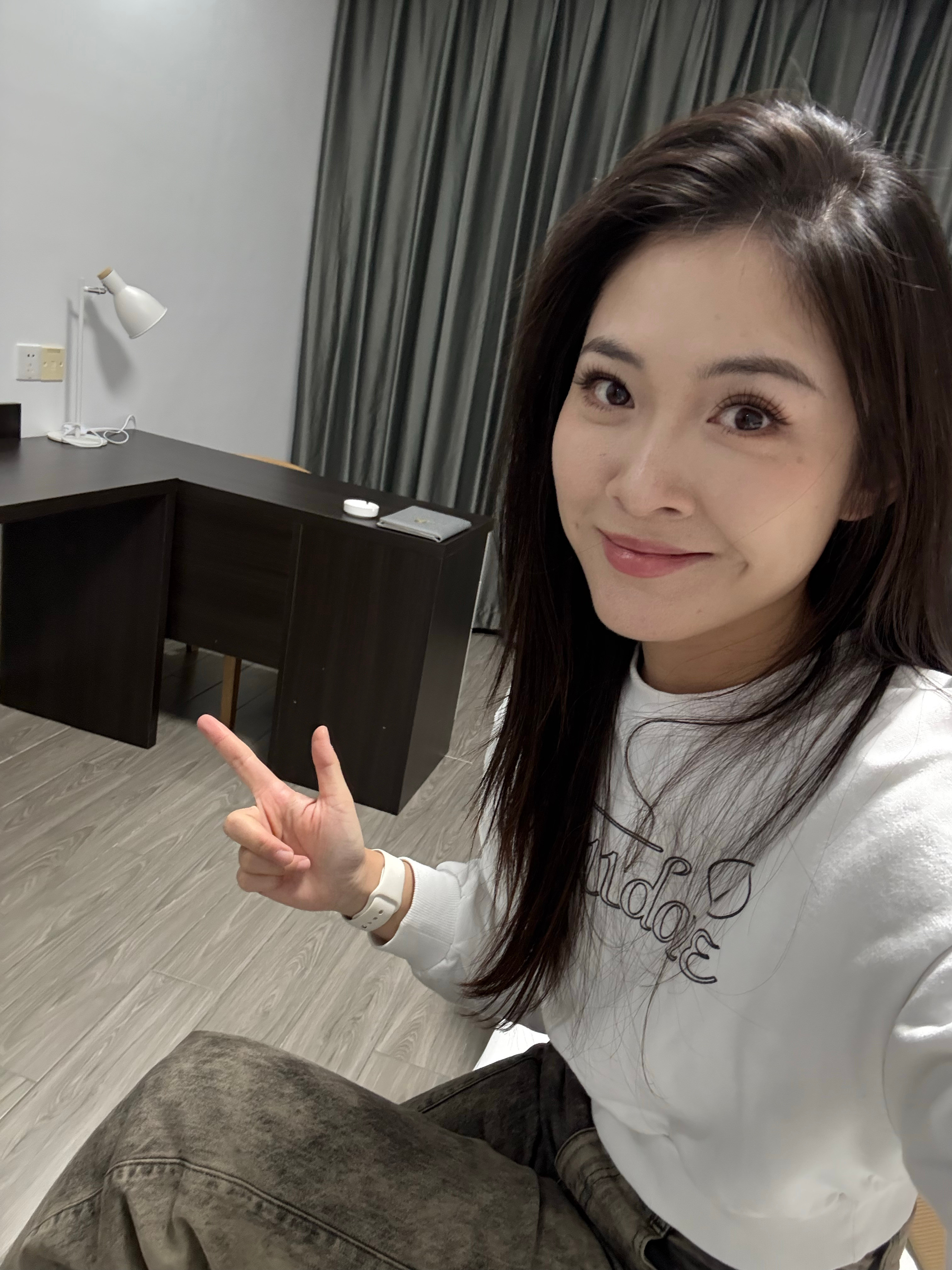 今天的酒店有一种临时在办公室里支了张床的感觉，好神奇！到了之后想点个当地特色的外