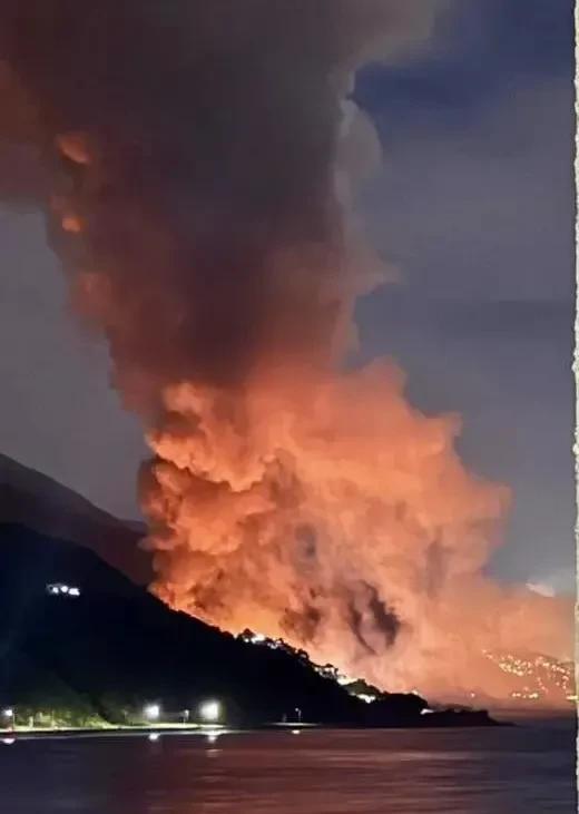 伊朗把底牌全摊出来了：F-15打下来了，巴林基地炸透了，霍尔木兹堵死了，拉里贾尼