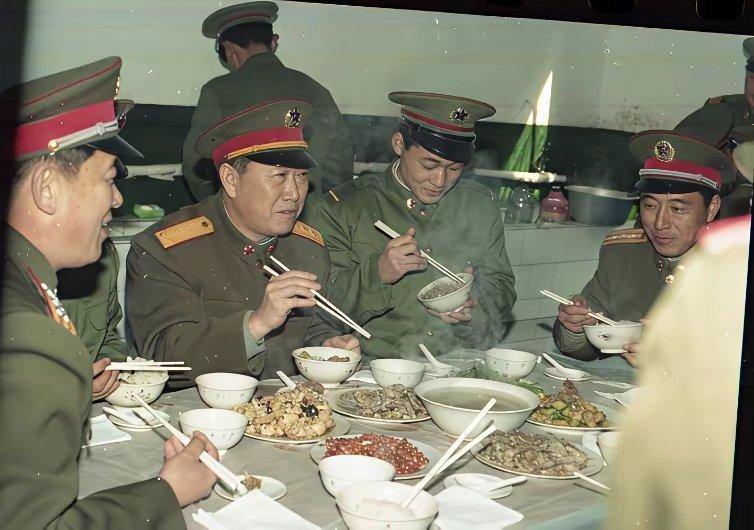 估计这位战士这顿饭吃不饱