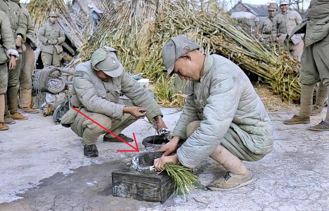 这是摄影师拍摄的一队国民革命军。从这张照片中，我们可以看到他们的伙食情况。此时的