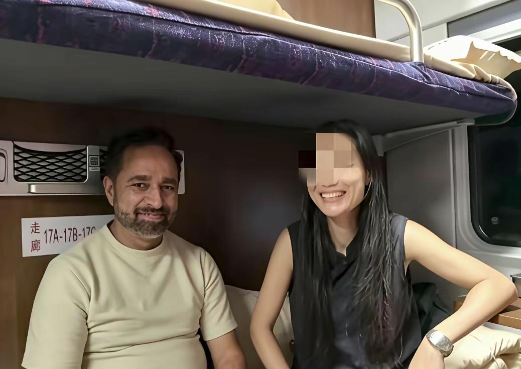 江西一名女子出差乘坐火车，在卧铺车厢结识了同车厢的外籍男子。旅途途中，女子特意拜