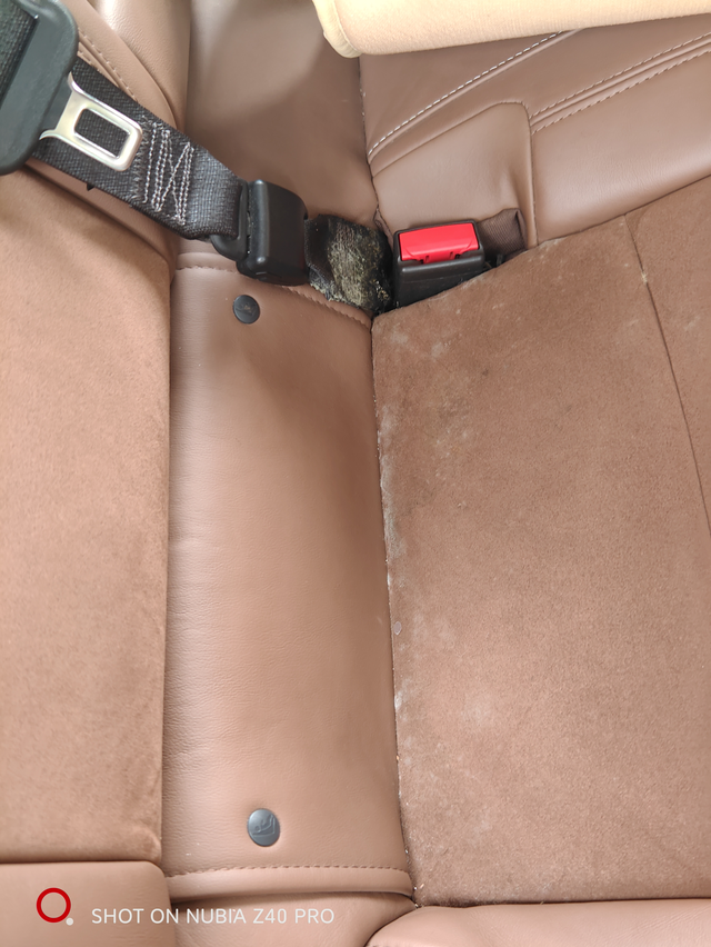 上次是备胎位置漏水这次是后座漏水，都发霉了