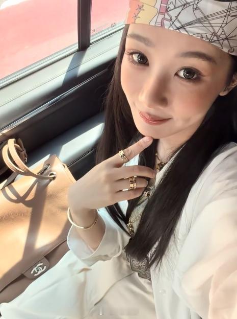 【世界杯决赛现场的杨紫】杨紫印花头巾好洋气赛现场的印花头巾+简约白衬衫，松弛又洋