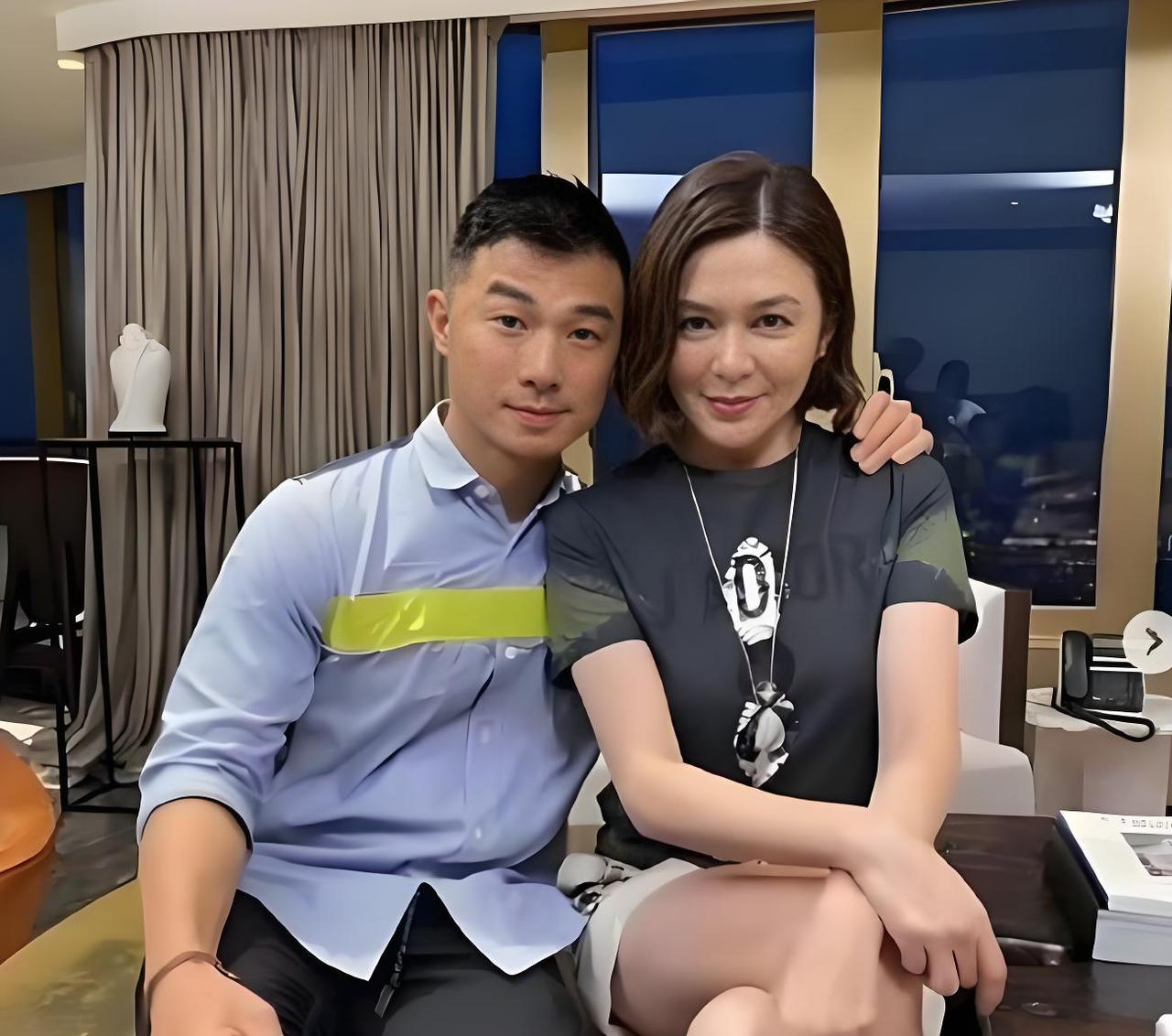 关之琳和她的模特男友两人相差35岁，但从照片上还真看不出来男模这个行业不太了