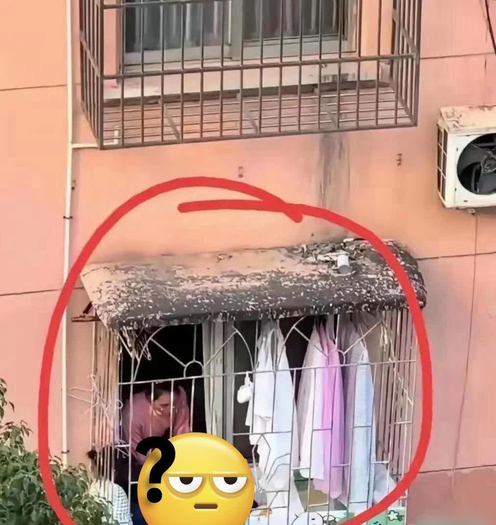 窗户大大地敞开着，大姐却满不在乎，可真够胆大的。在如今这个时候，安全意识确实需要