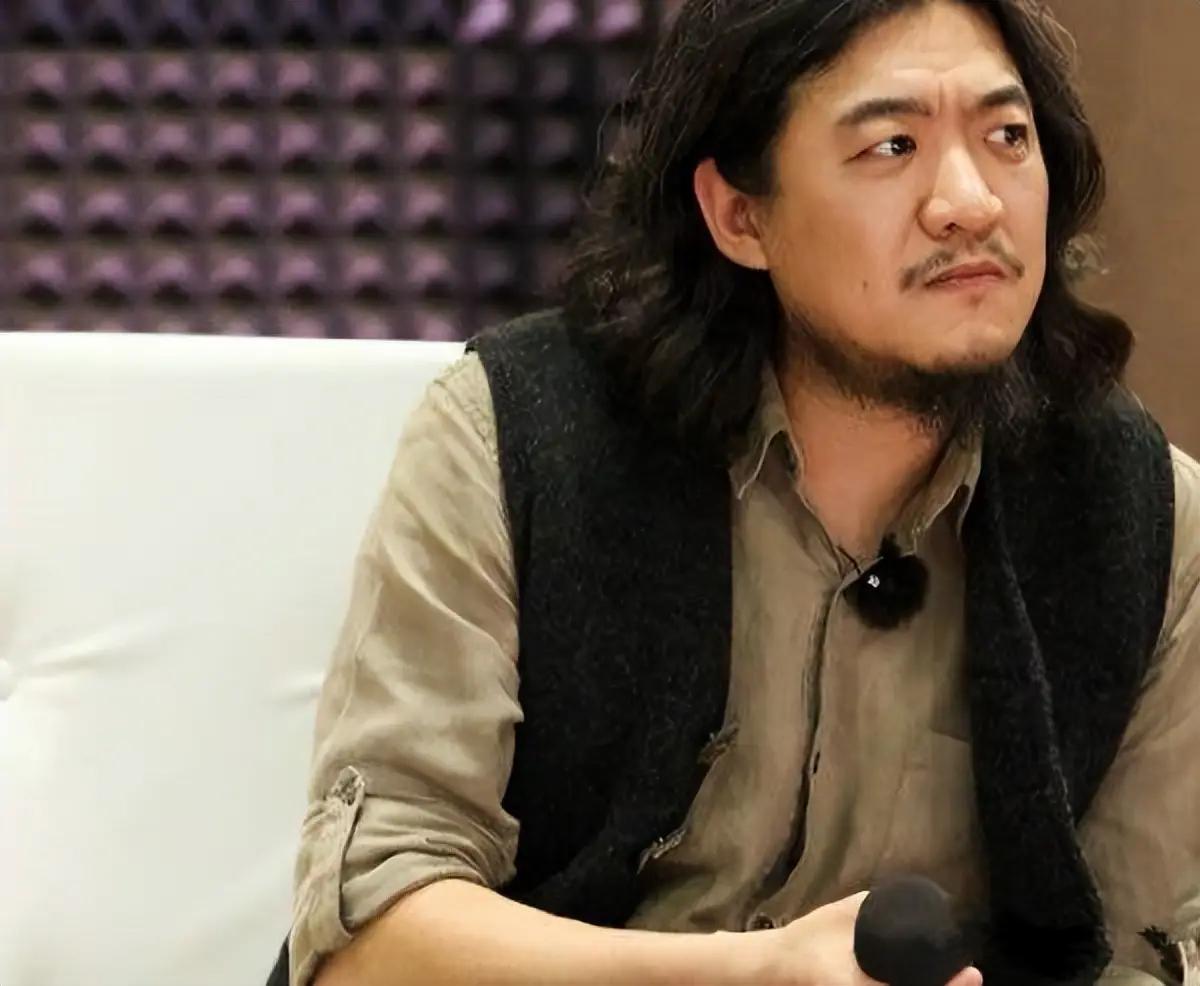 陈明昊这个人，简直是搞不懂了，他都已经48岁了，也不小了，但是他甚至都没有演过很