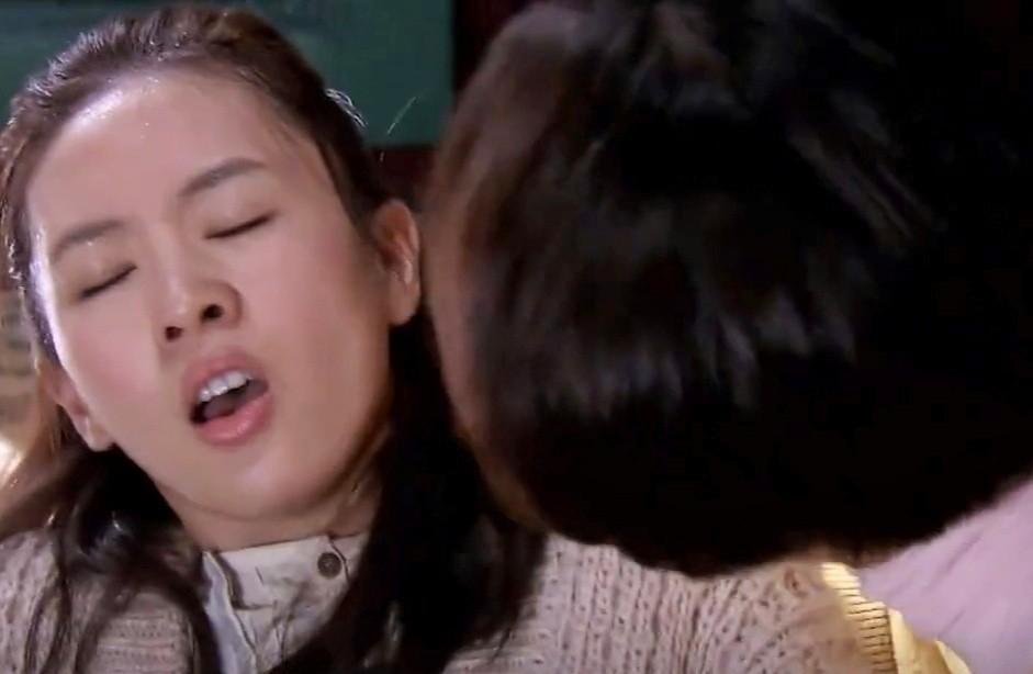 婆婆背后的算盘：何丽华的真面目沈明珠的难产，伴随着一句冷漠的“保小不保大”，