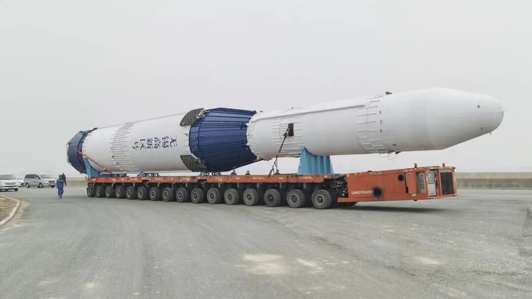 起竖！【航天商业航天﻿﻿深蓝航天研制的首款可重复使用运载火箭“星云一号”，已