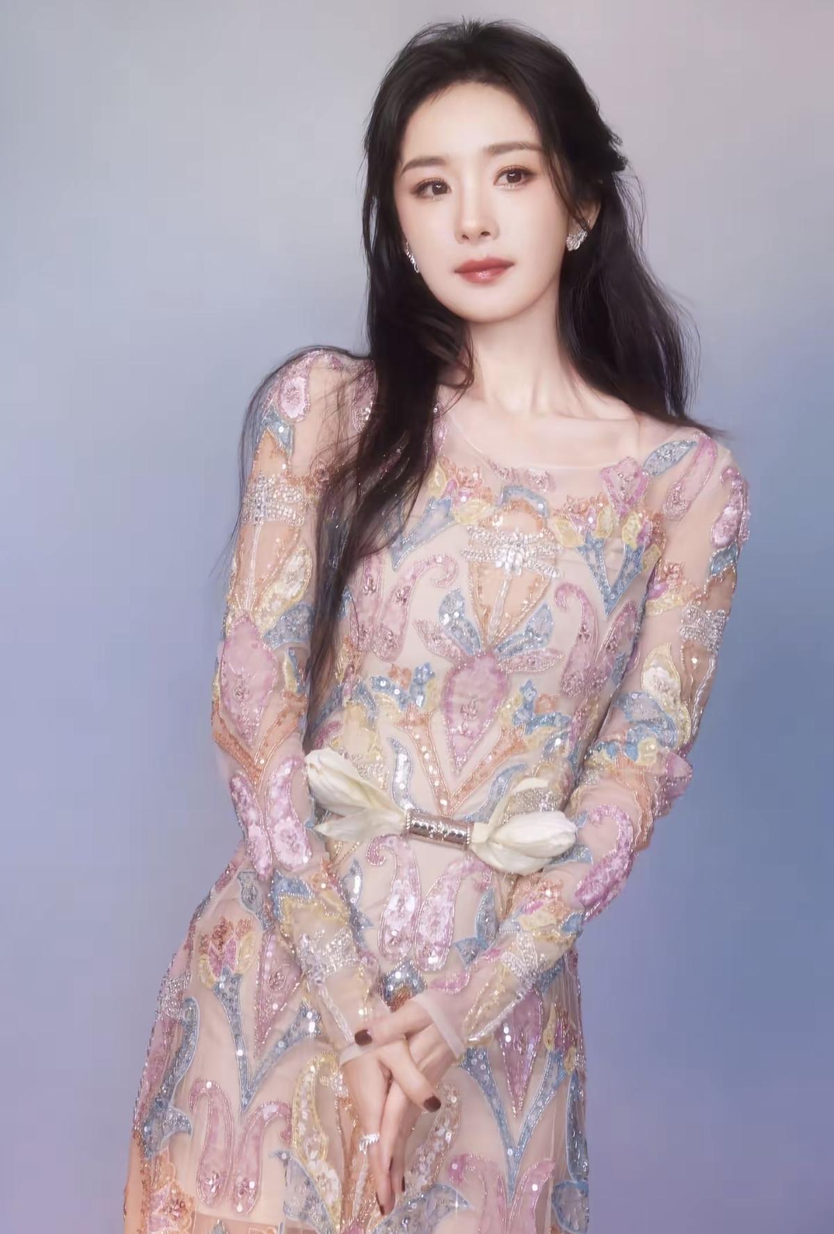 流光漫过衣间的佩斯利花纹粉调纱裙裹着温柔的光是杨幂，也是此刻最动