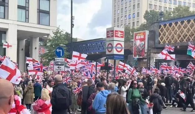 伦敦沦陷！百万民众围城逼宫，首相支持率暴跌至18%，英国百年精英统治濒临崩塌！外