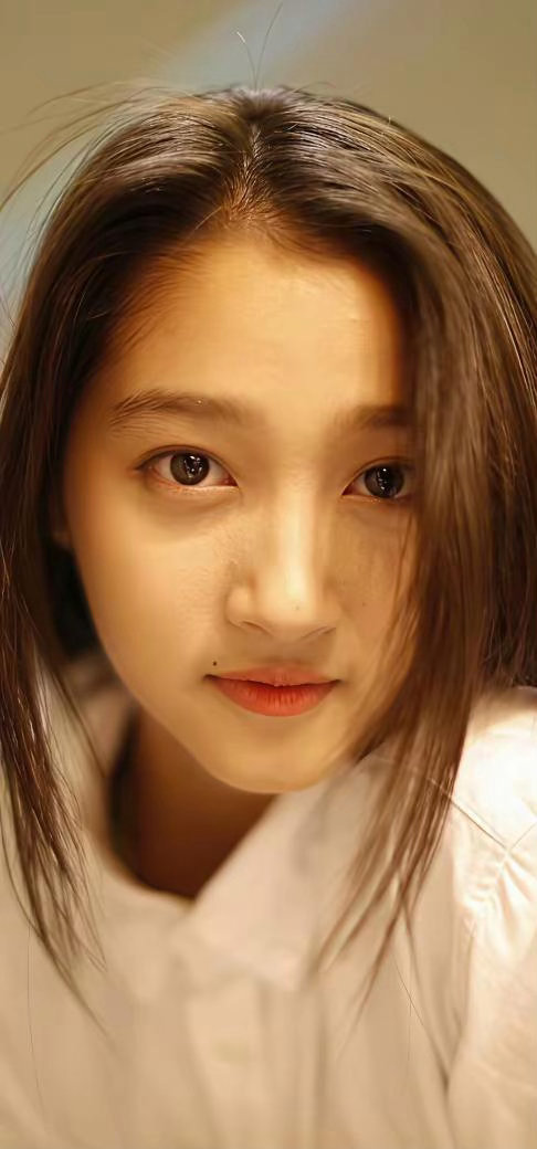 关晓彤无妆真实模样曝光，素颜清爽干净，少女感十足。