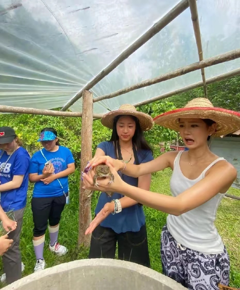 钟丽缇小女儿Cayla，在泰国旅行，身材比例也太好了吧，长得也很漂亮完全遗传到妈