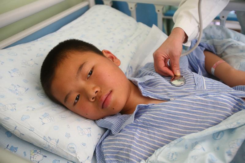 “一点点”资助贫困男孩的事儿引发了争议。这男孩成绩超棒，长期考班级前三。可就因为