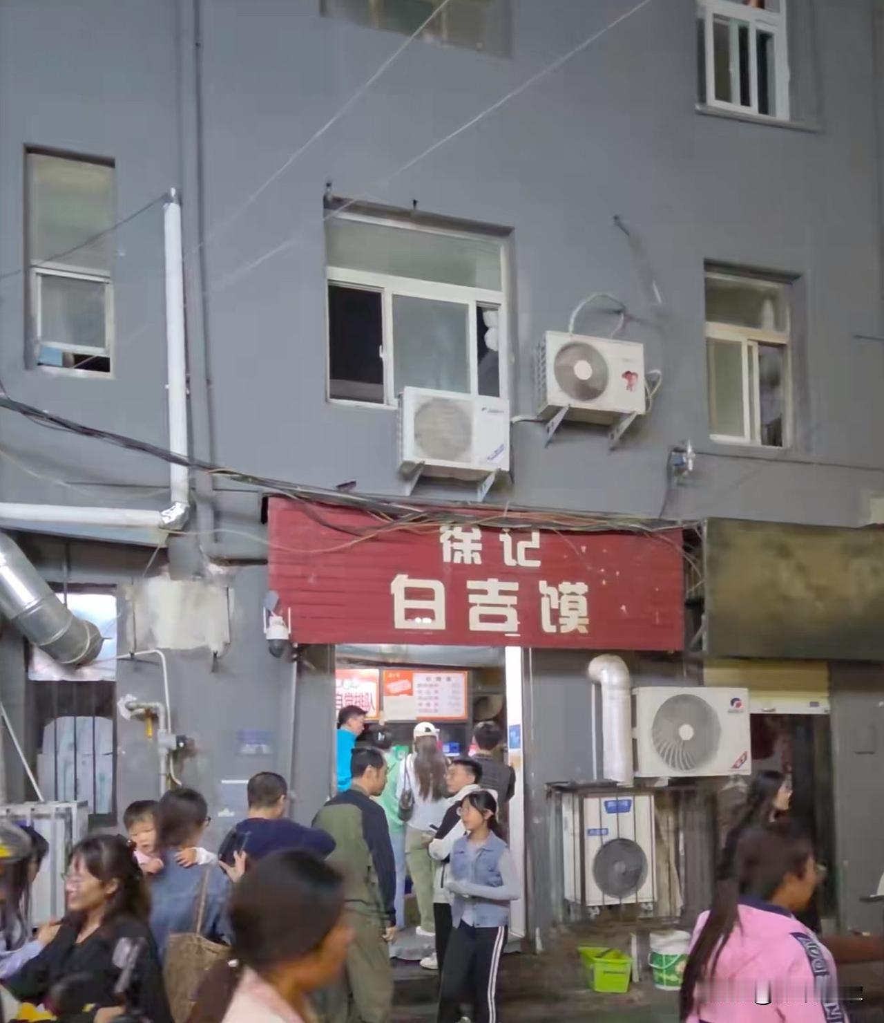 肉夹馍，8块生意真好，隔壁6块没人买[捂脸哭]
