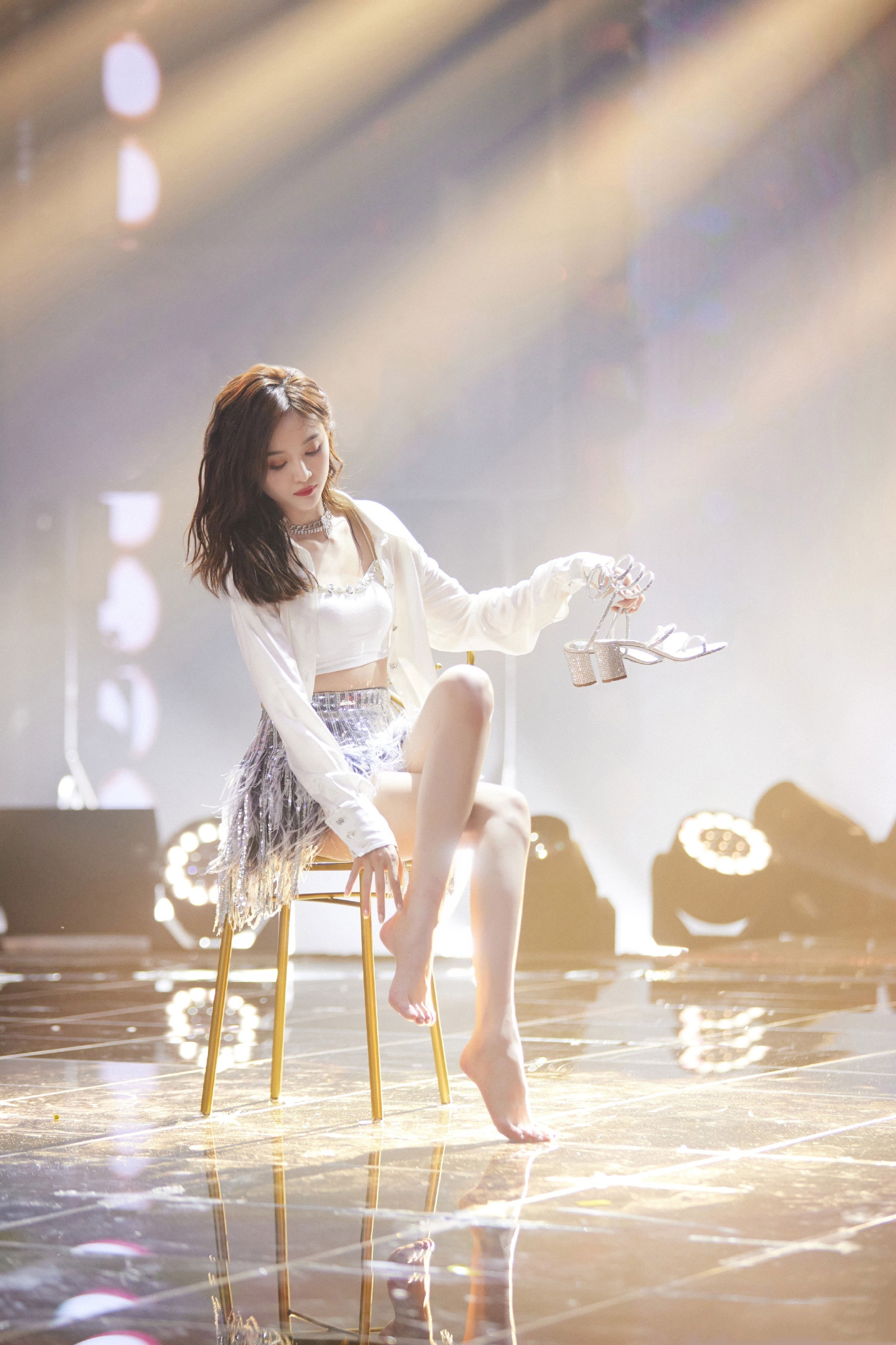 吴宣仪凳子舞妆造，白裙轻扬养眼大长腿，曼妙迷人。吴宣仪