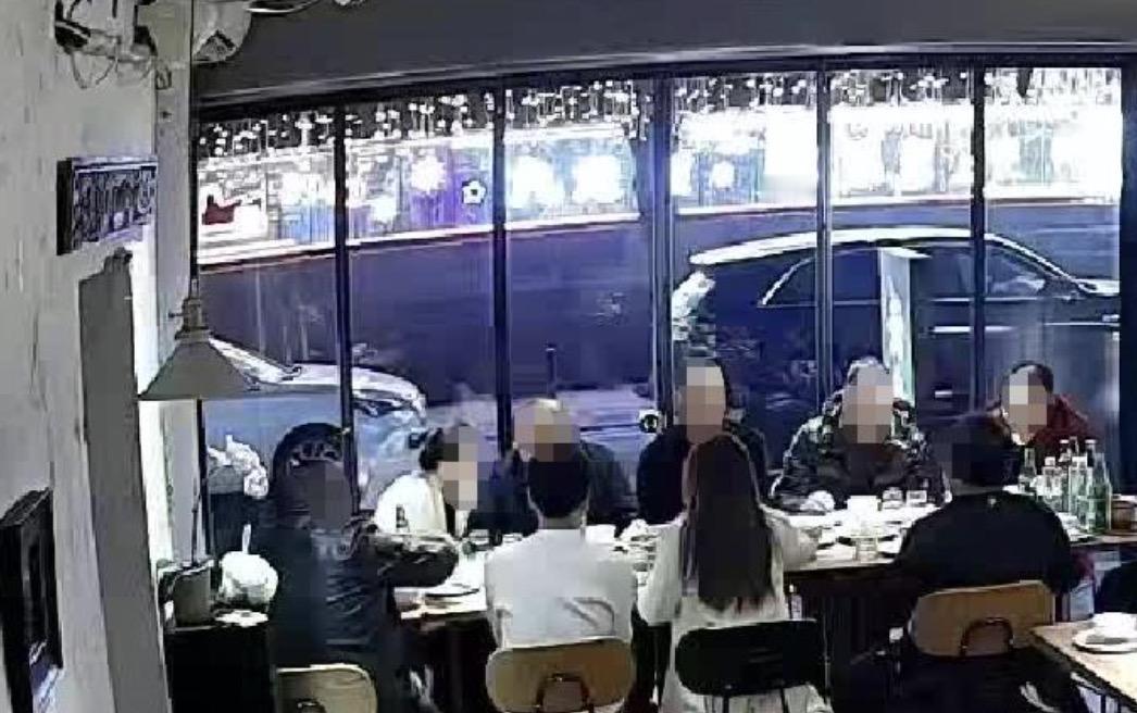 万万没想到，10人聚餐9人开溜，1人拒付款事件竟然还有后续！就在12月12日，