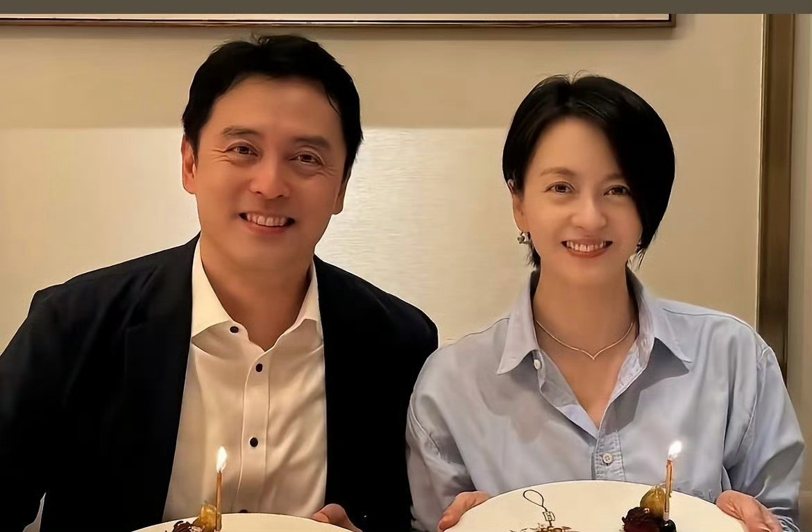 梁咏琪和双胞胎弟弟过50岁生日生日快乐🎂双胞胎弟弟和姐姐长这么像，真是让人惊叹