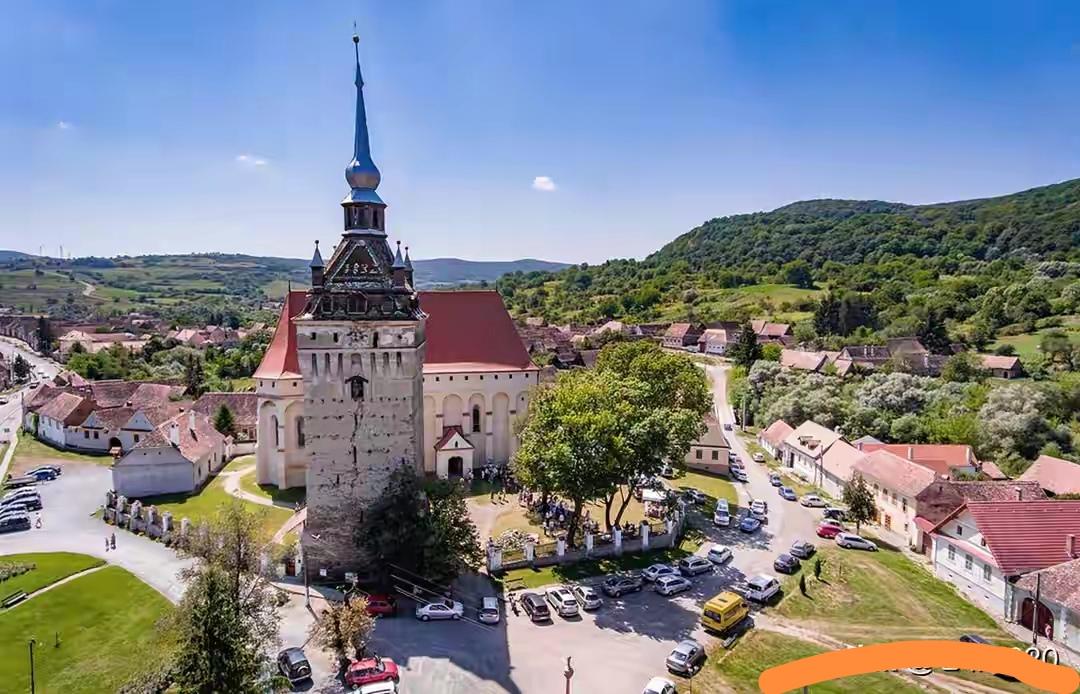 欧洲人跟我开玩笑：罗马尼亚就两样东西多——野狗和美女。我笑了笑没接话，直到火车门