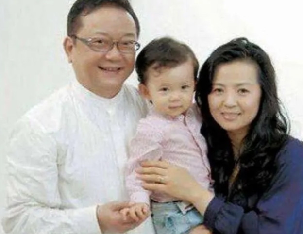2006年，58岁的王刚迎来自己的第三段婚姻，娶了小20岁的郑艳东，两人结婚后原