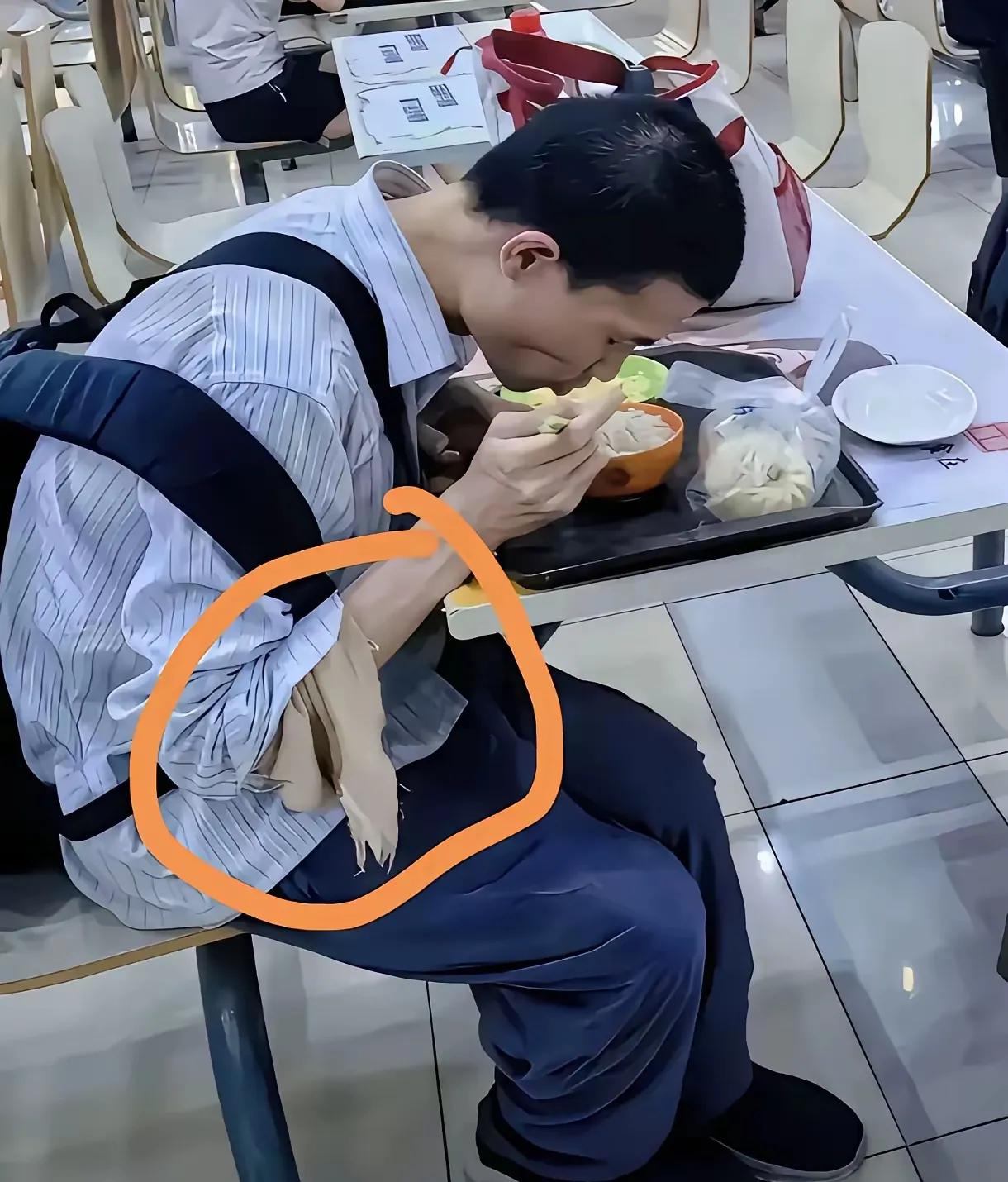 韦东奕（韦神）目前的生活状况和健康问题确实令人担忧！韦东奕的父亲已去世，母亲