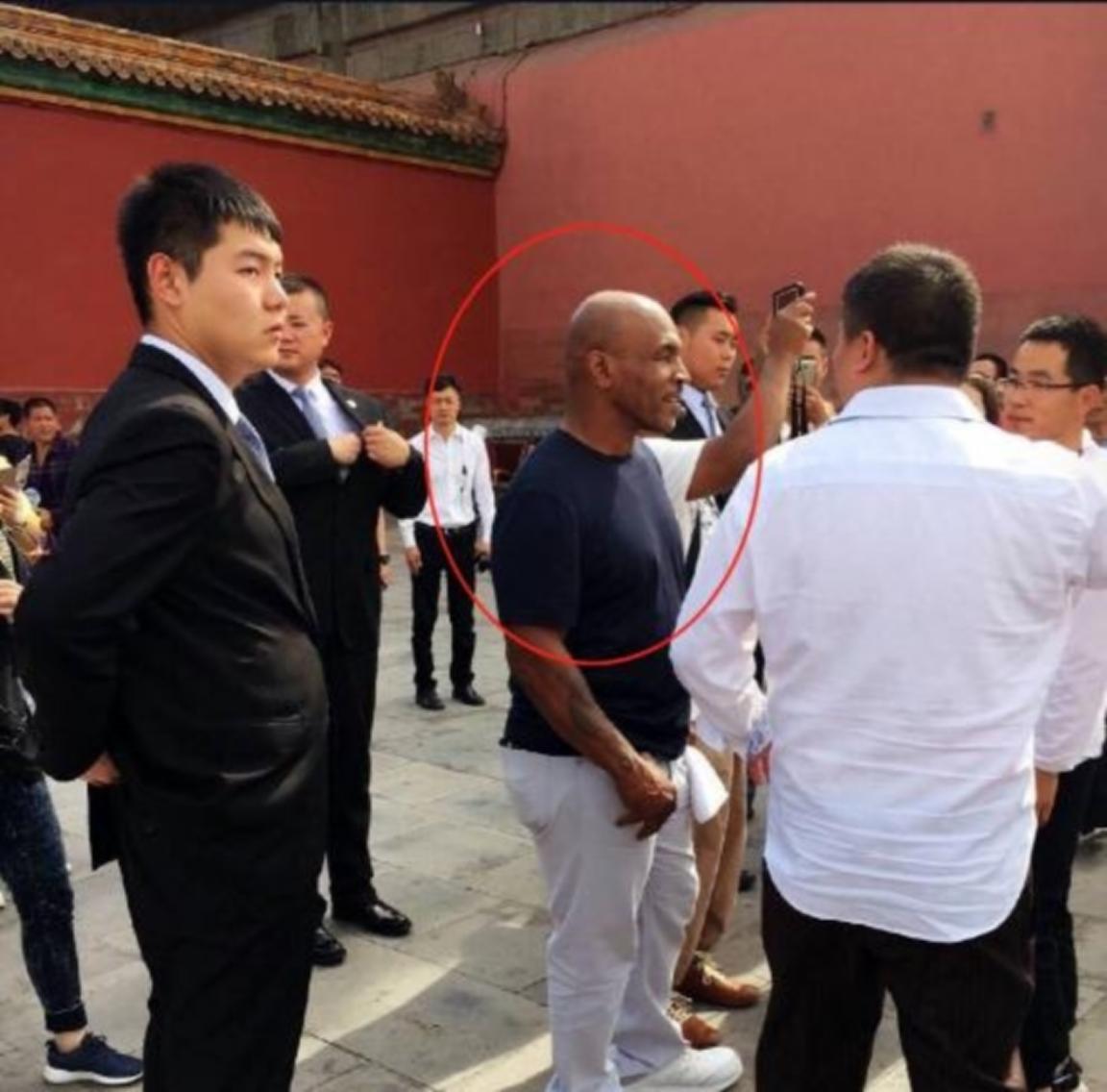 2006年，世界拳王泰森来中国偷偷瞻仰毛主席遗容，半分钟后，他出来说了一句这辈子