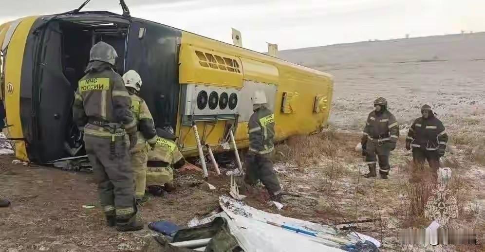 满洲里赴俄大巴侧翻：那辆周六出发的“包车”，载着44个家庭的顶梁柱这是一趟没