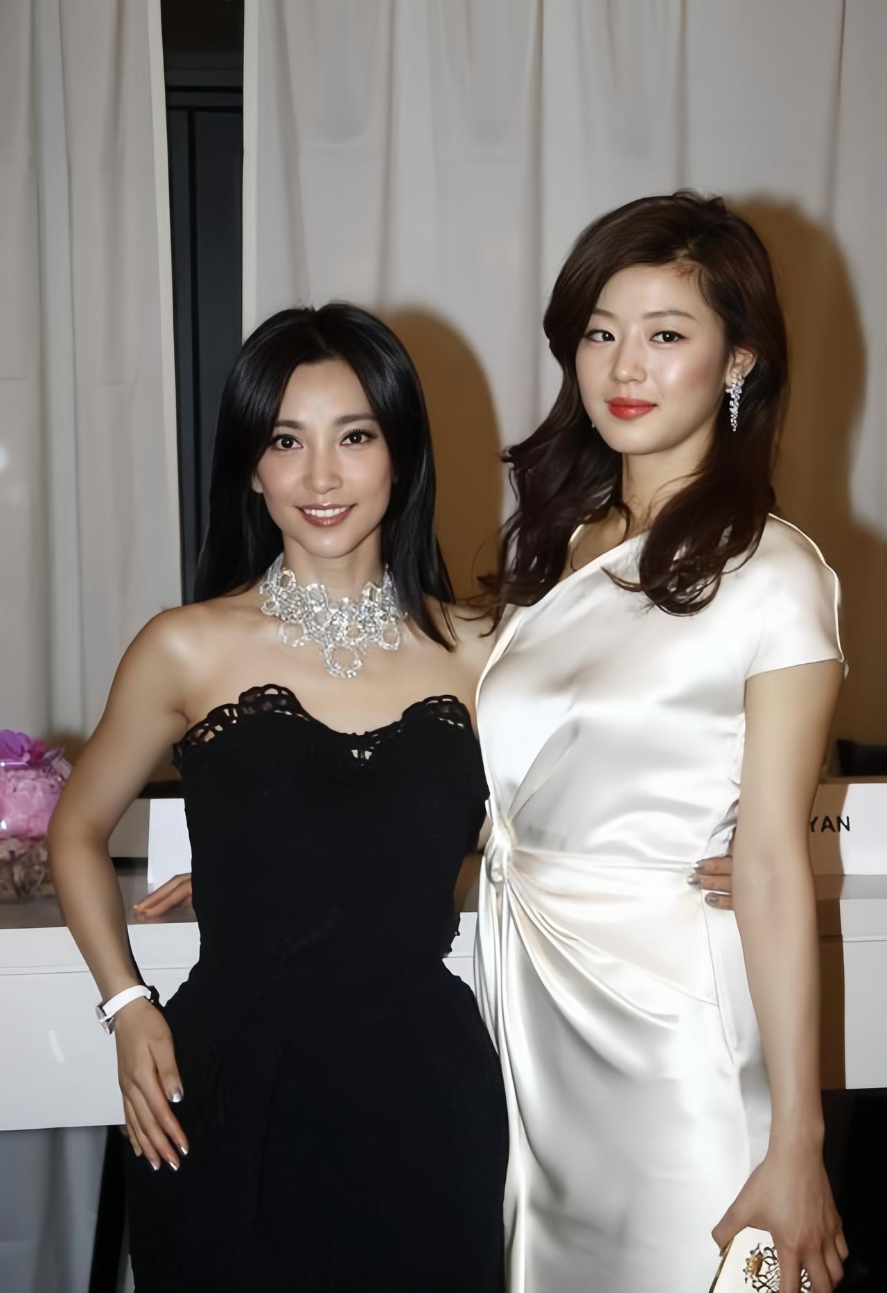 李冰冰与全智贤早期合影，李冰冰38岁，全智贤30岁，那个时候都好年轻啊！20