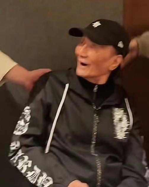 天！谢贤已经90岁了！居然保养的这么好！谢霆锋晒出自己与家人一起吃饭的视频，其中