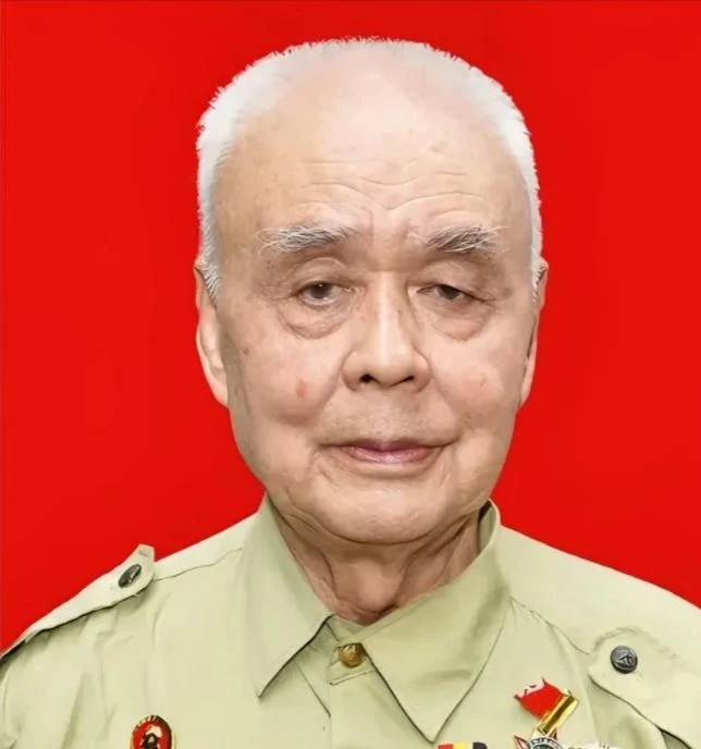 上甘岭战役中，年仅16岁的小战士突然尿急，他干脆对着迫击炮撒尿。没想到，这泡普通