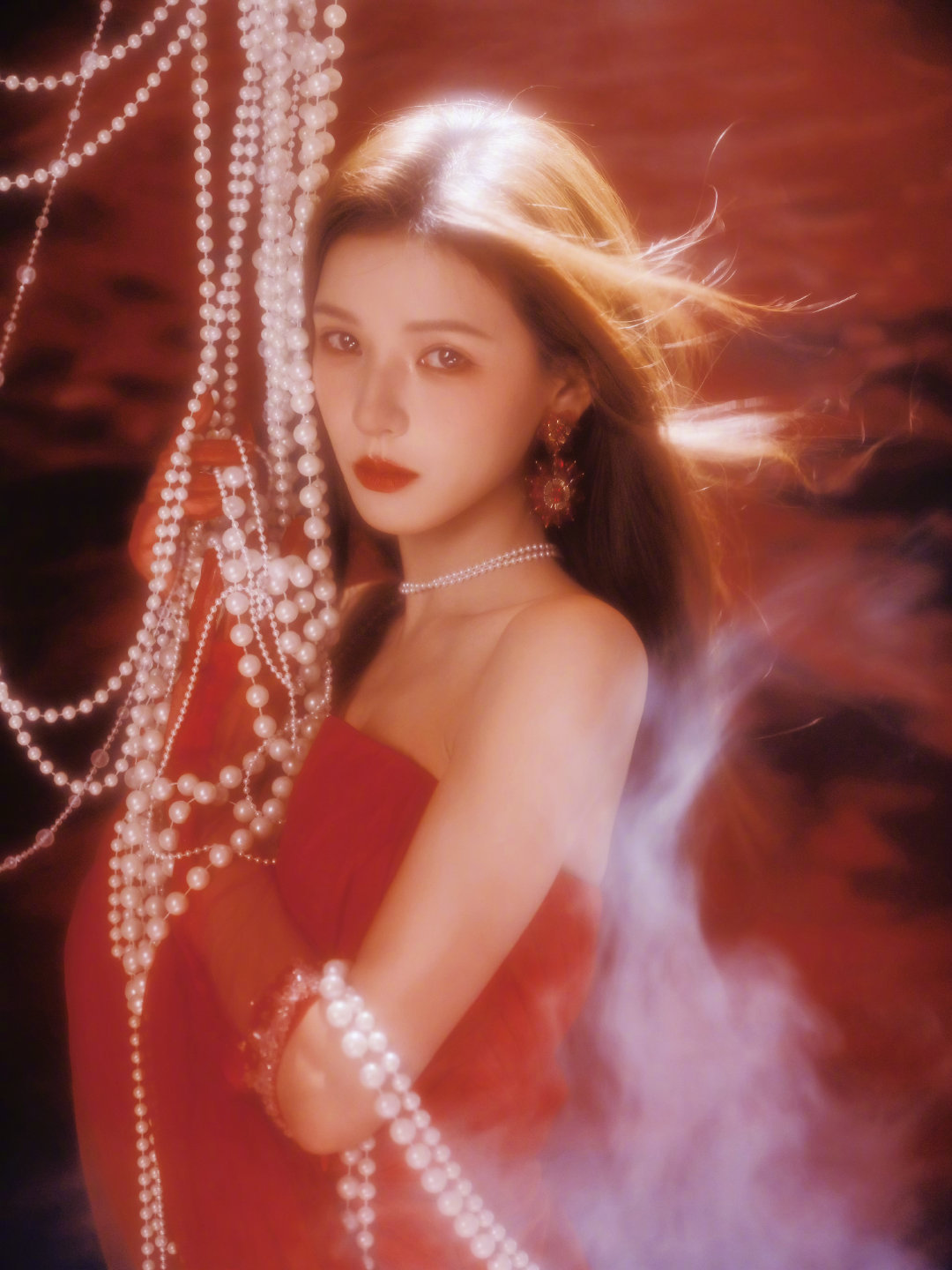 张予曦红色头纱顶级魅魔张予曦ELLE出发图造型绝了！红裙+