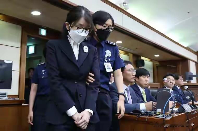 尹锡悦这个人不仅从政失败，实际上他的家庭也一样非常失败。他对外界所打造的夫妻恩