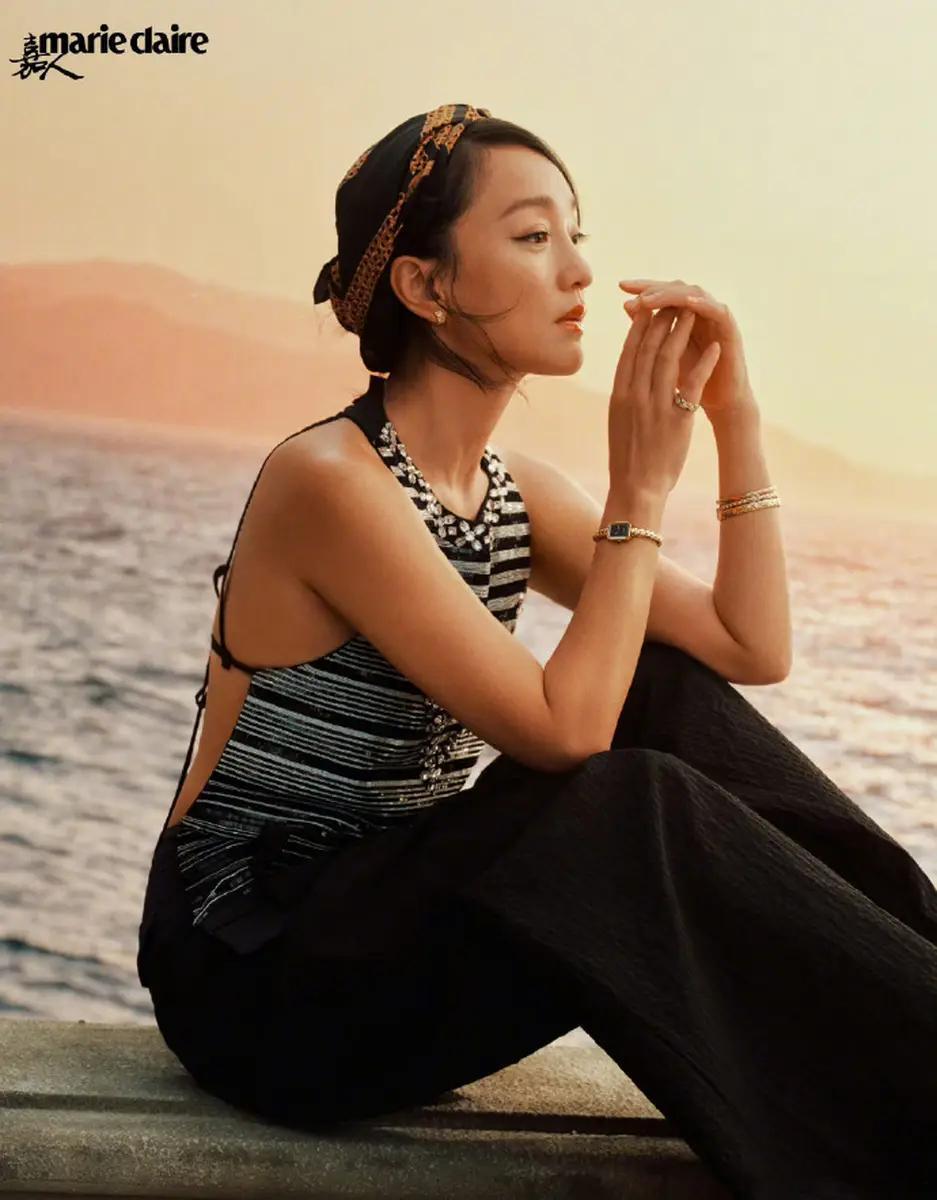周迅的顶级松弛感太绝！倚栏远眺赤脚踏沙近日，周迅登上《嘉人》十二月刊封面人物。置
