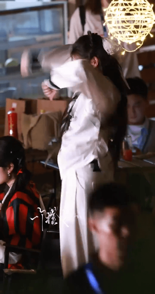 白鹿张真源跳了nobatidao女演员还是要管理一下身材的，双下巴都出来了如果当