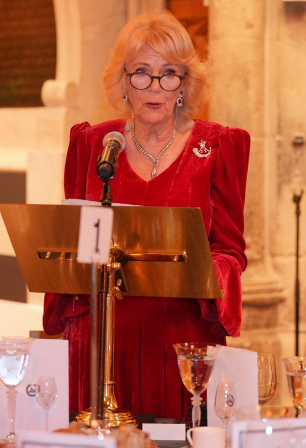 查尔斯三世担心儿子威廉王子，成为末代国王，让小儿子避开王室纷争。伊丽莎白二世在