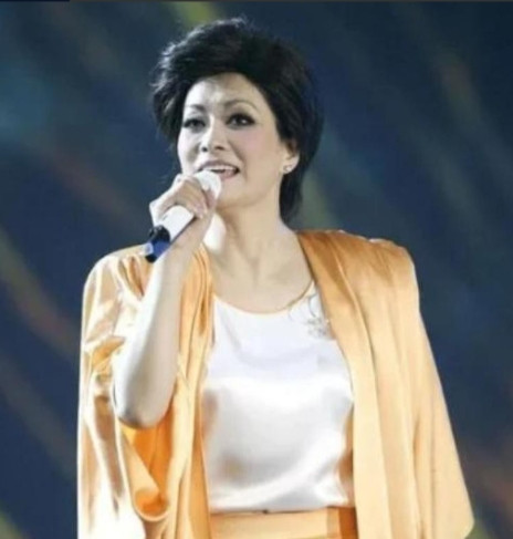 2021年，毛阿敏富商丈夫突然去世后，有人问她，“考虑过再嫁吗？”但毛阿敏坚定地