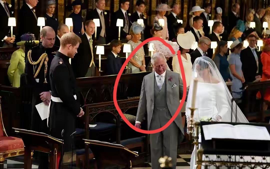 这一场婚礼，查尔斯挺尴尬的！为何？因为他成了梅根的“父亲”，配合着儿媳妇节奏，