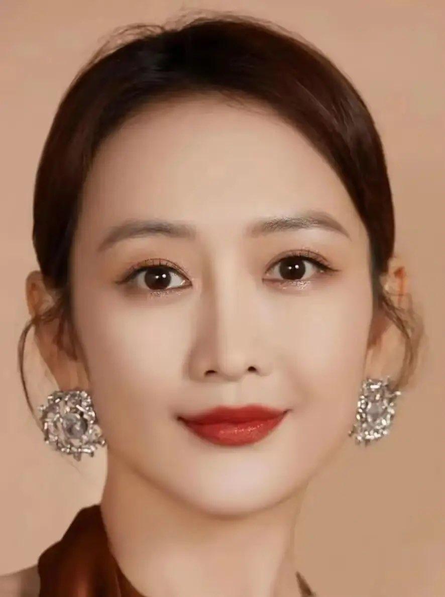 面相是不会骗人的我给奶奶看了王鸥的照片她第一句话就说：这女孩一看就是个拎