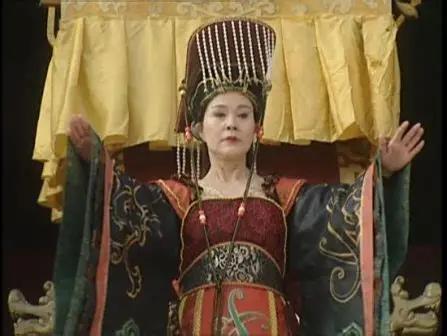 神龙元年正月，张柬之等人带着羽林军诛杀了张易之、张昌宗兄弟后，提着脑袋去见武则天