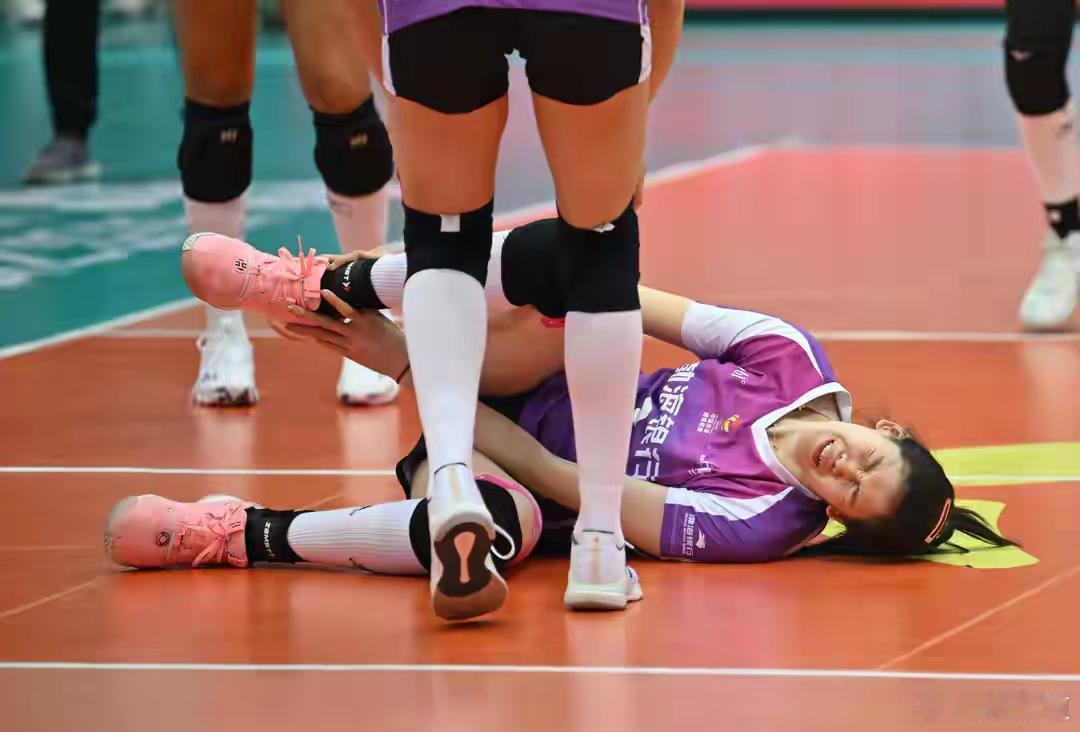 李盈莹中国女排从2月15日代表天津女排在与上海女排时严重受伤，到今天代表中国女排