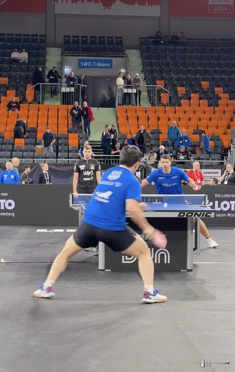 樊振东开始热身了，发现弗朗西斯卡直接接不住东哥的球！东哥太难了，德国的训练