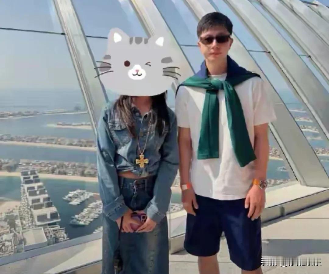 看到马龙一家在迪拜被偶遇，我直呼好家伙！赛场上的“六边形战士”，到了沙滩上秒