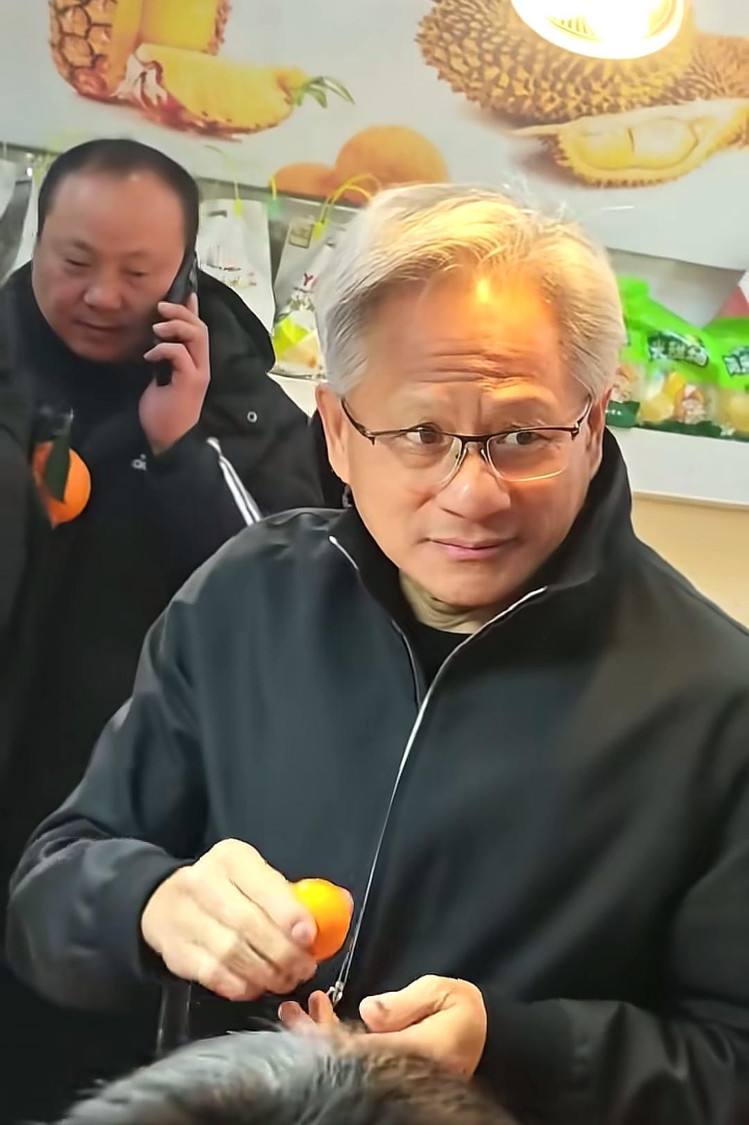 黄仁勋肯定想不到自己会在中国那么有名，菜市场大妈都认识他，说他是世界AI之父，世