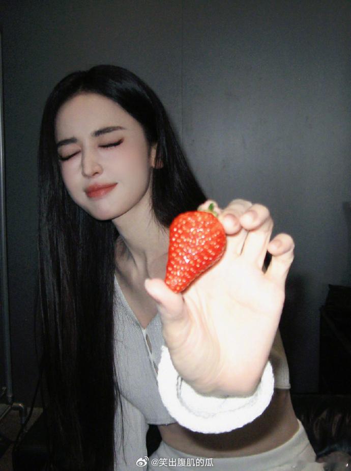 娜扎520草莓照夏日、草莓与温柔的娜扎完美适配，520贴心送来甜蜜惊喜，简单一
