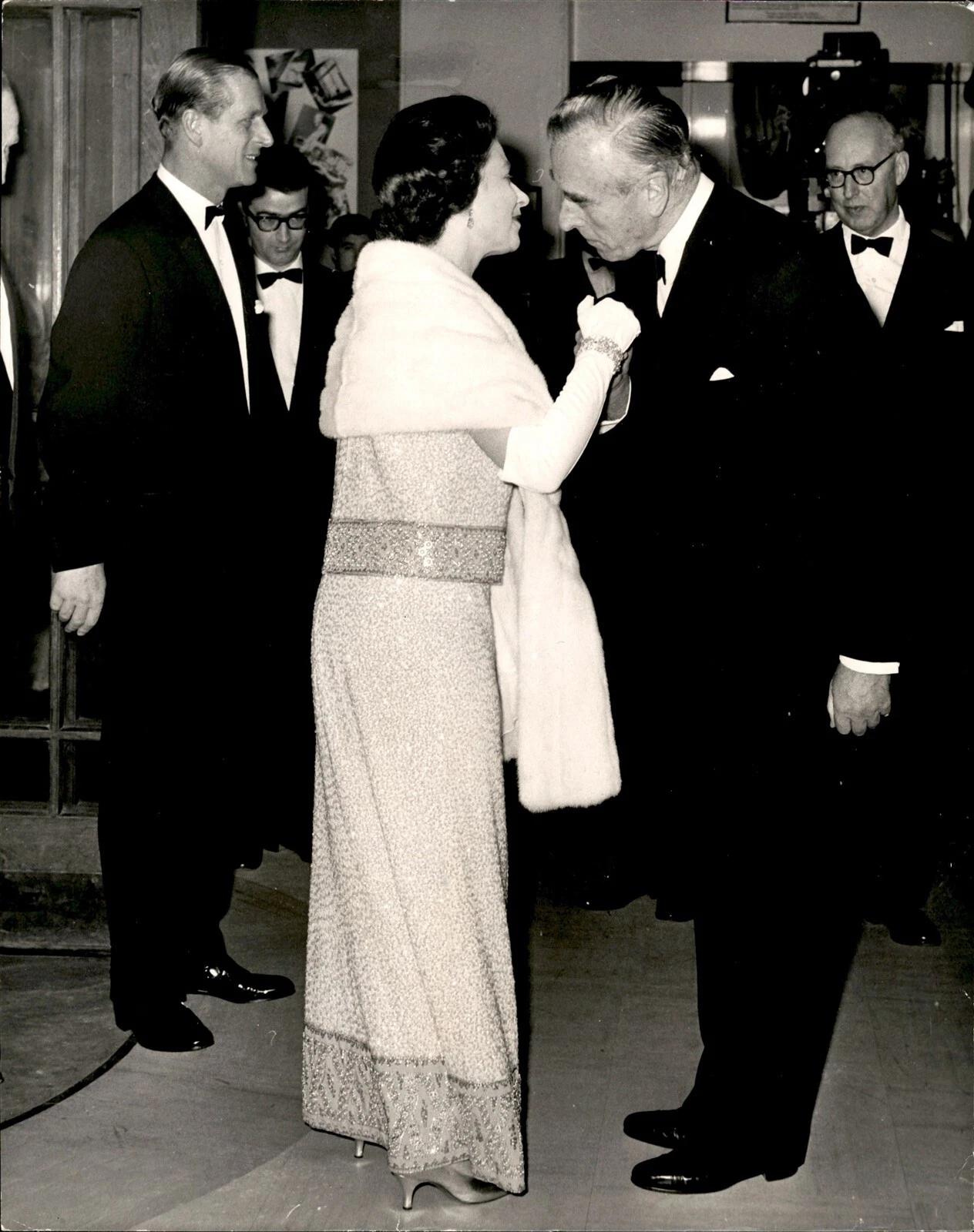 一场首映仪式在1968年伦敦的帝国战争博物馆举行，可见整个英国王室的人都来齐了，