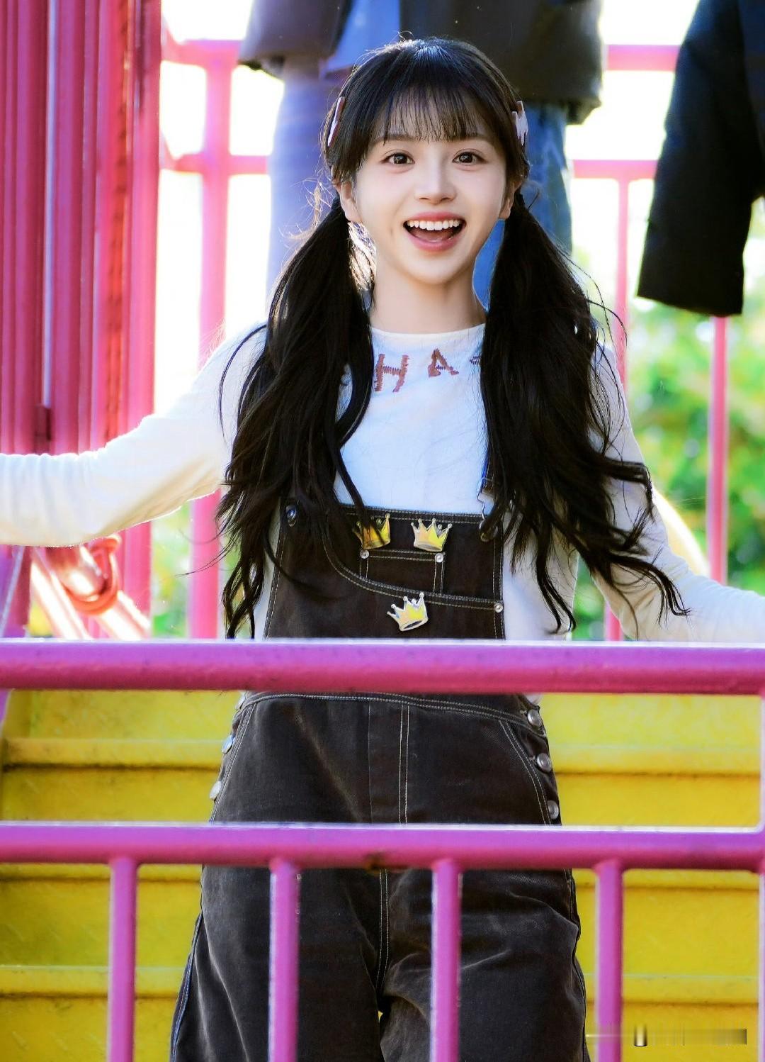 元气少女在彩虹楼梯上微笑，元气满满的一天！🌈😊