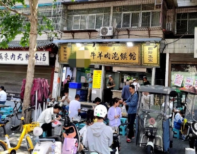 这两家泡馍馆都在回民坊的小巷子里，基本上都在外边摆上小桌子，小板凳，自己掰馍，传