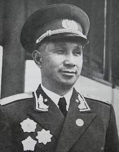 1933年，粟裕打了胜仗，向军团长寻淮洲请示是否追击，随后敬礼就要离开，政委却拍