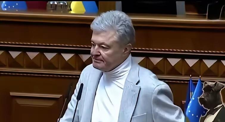 ​乌克兰前总统波罗申克这时候看到了乌克兰政局非常的不稳定，而且泽连斯基的强劲政敌